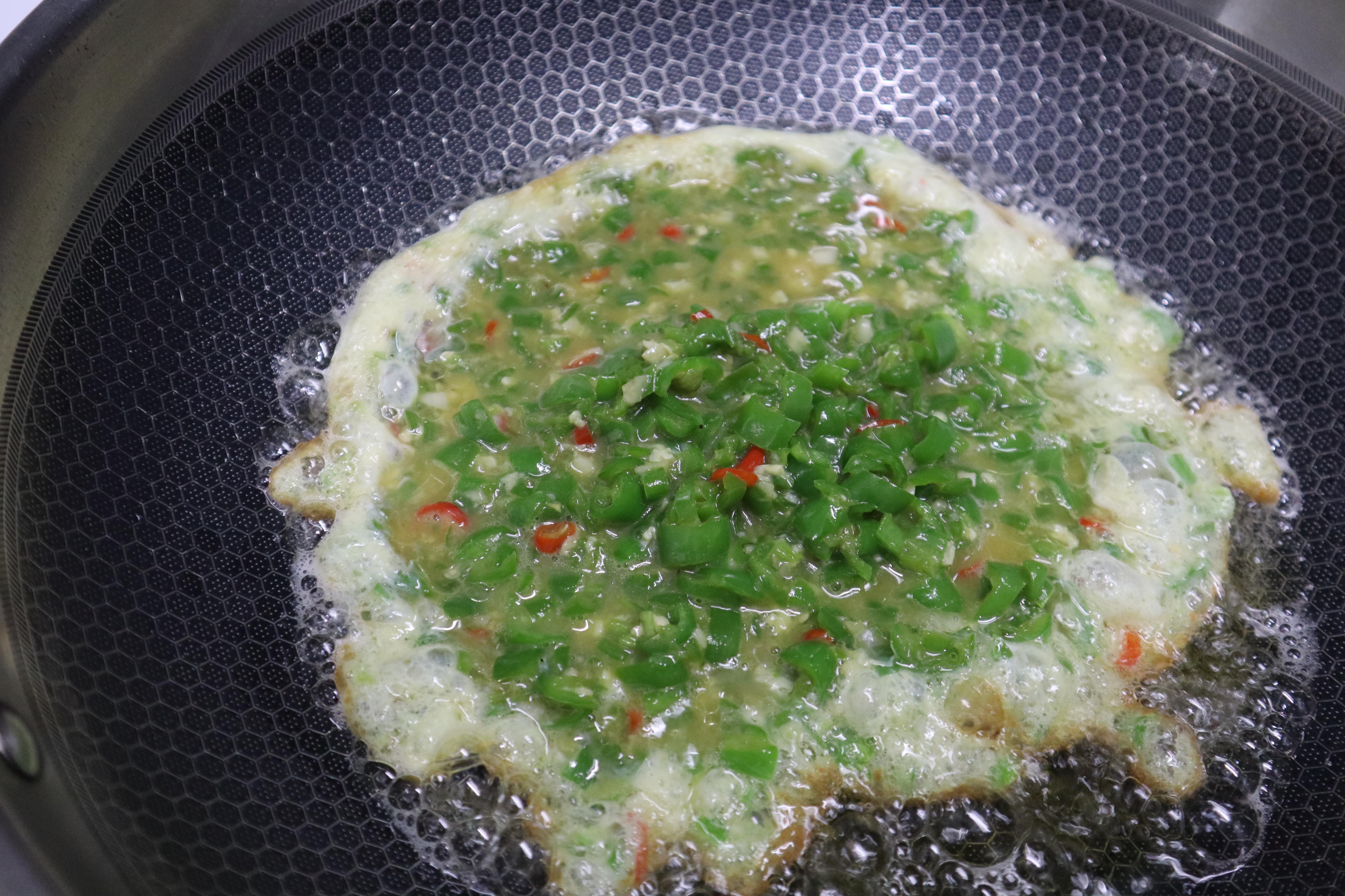 辣椒煎蛋饼我有着自己秘方保证做出来的鸡蛋饼不会散架