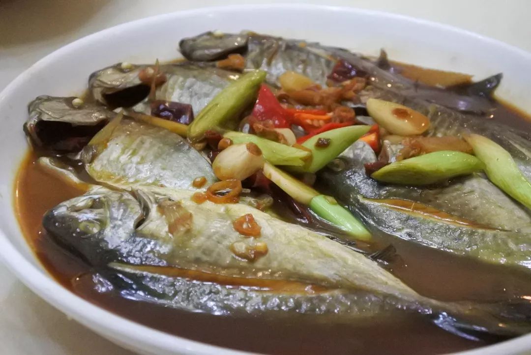 "这道菜酱油和海鱼的邂逅迸发引爆味蕾只有东山人才明白在抛弃了辣椒