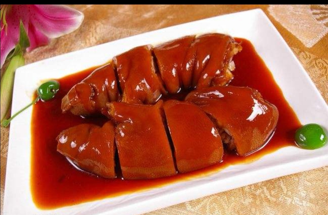 美味秘诀1.选猪蹄时个头不宜太大,大小要均匀一致,摆盘成型才好看.2.