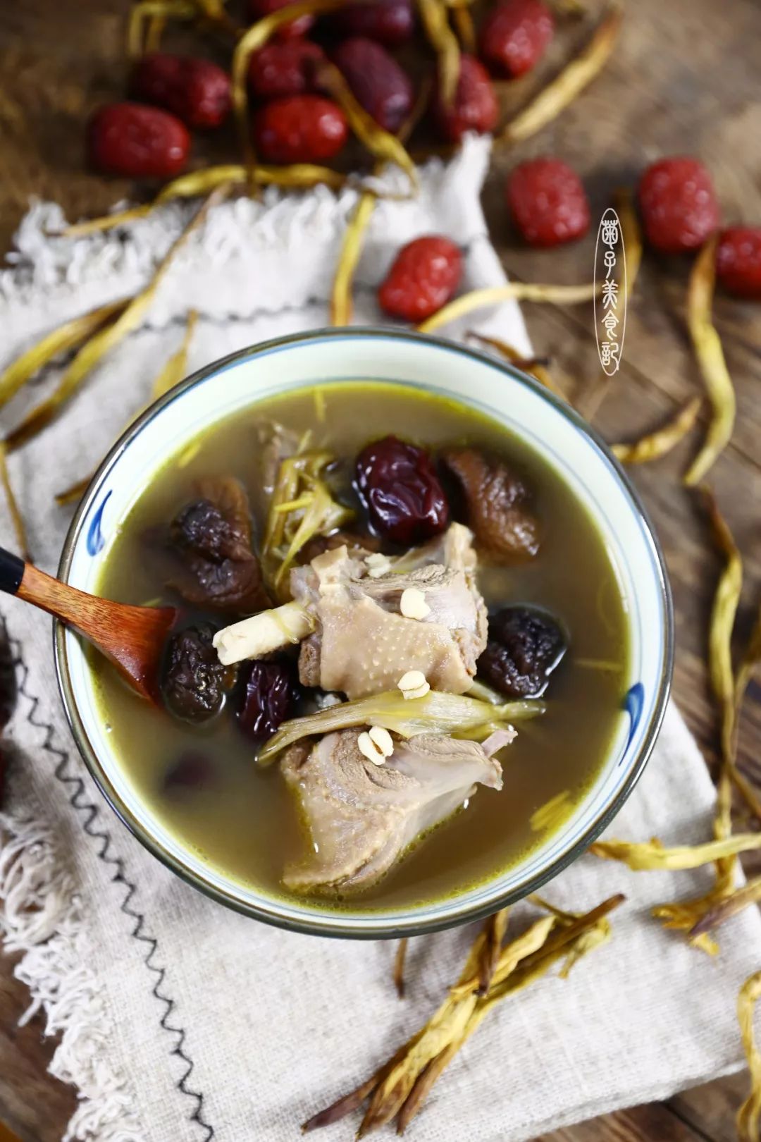 老鸭汤加上忘忧草经典的美味让你忘掉夏日的酷暑