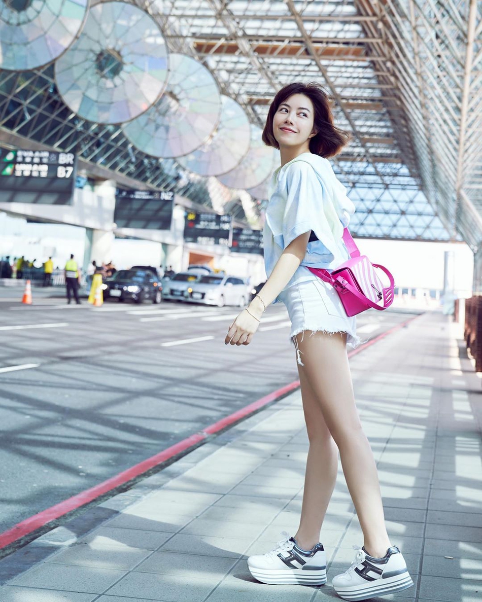 徐怀钰罕见亮相,一头短发如少女般俏丽,露白皙美腿好身材尽显