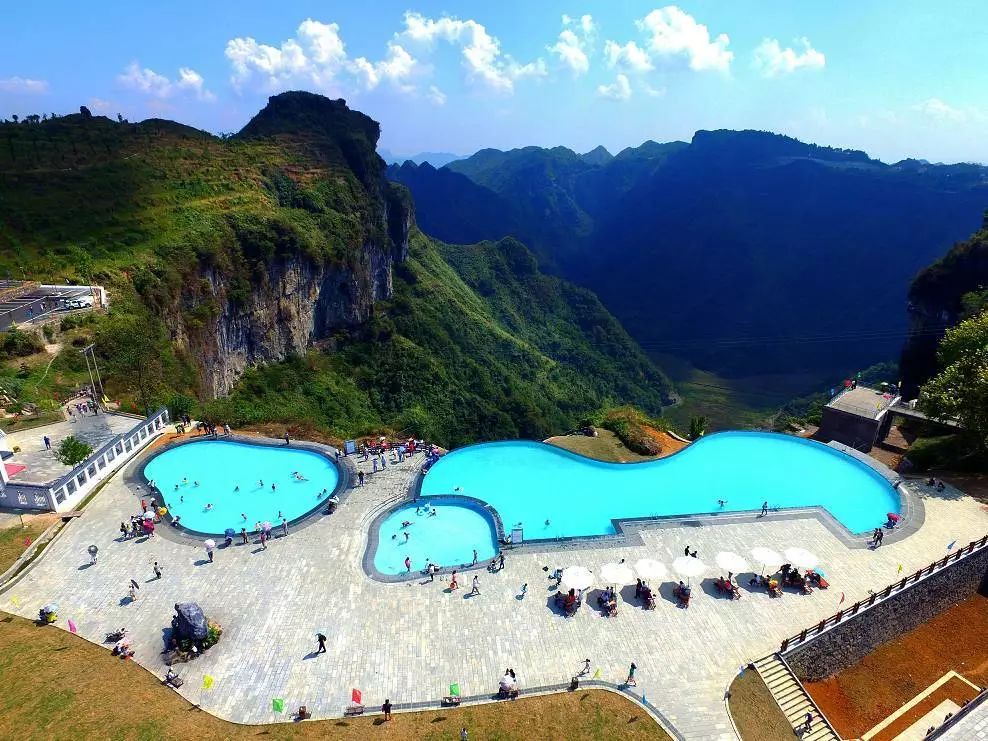 朱砂古镇旁有一个建在高山之巅,悬崖边上的悬崖酒店,拥有着无边泳池