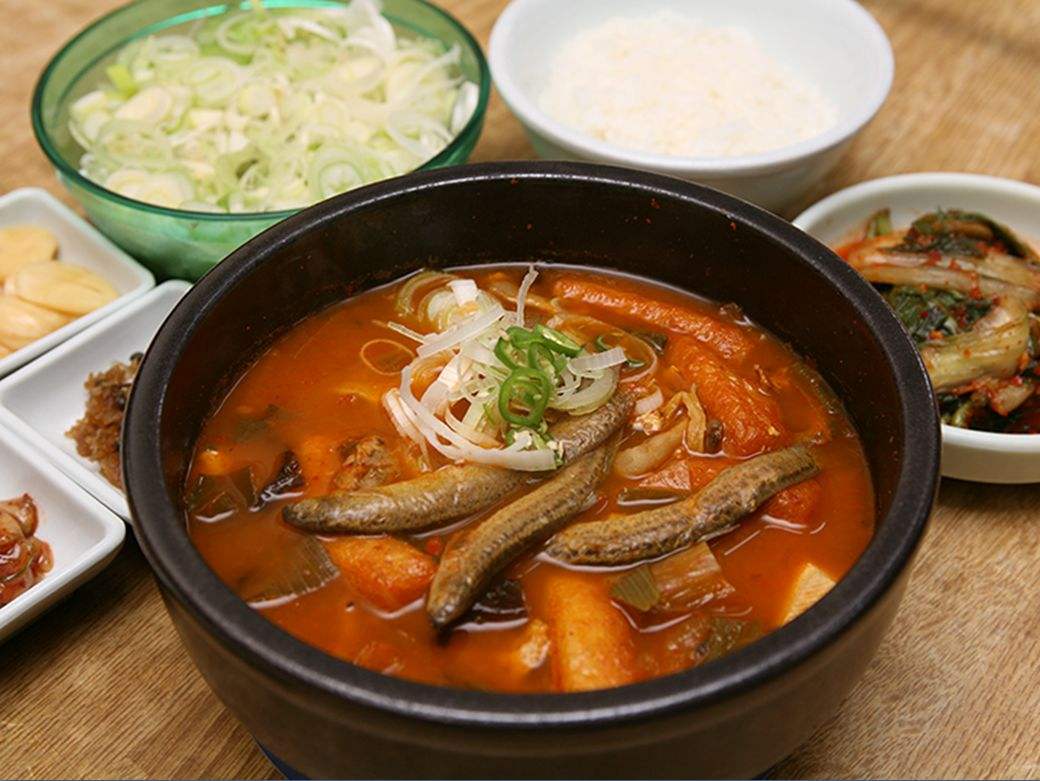 3,野生泥鳅汤红烧肉也是孝昌花园有名的特色菜之一,据说这道菜不仅看