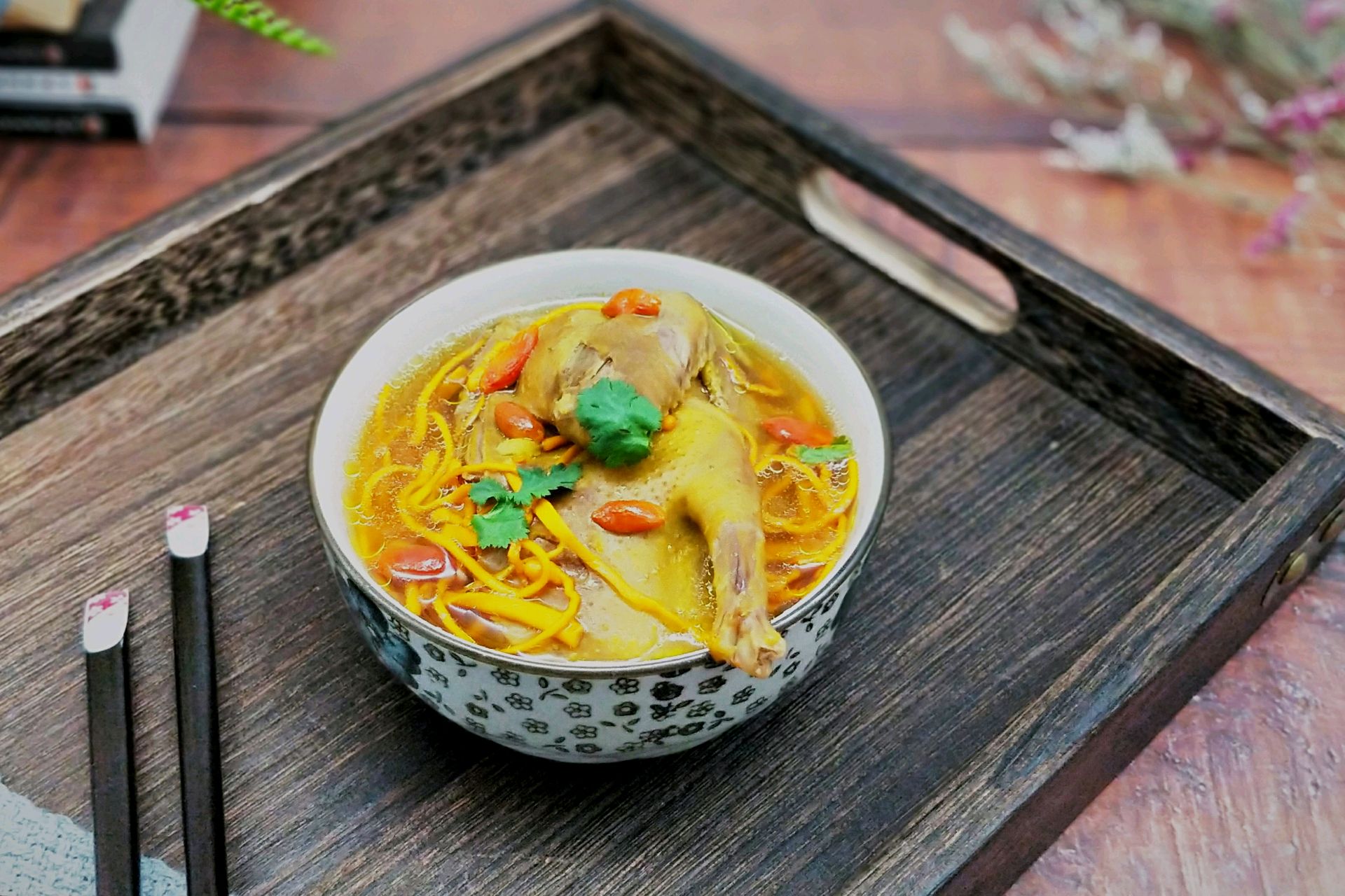 广东的老火汤种类繁多,选用不同的食材搭配不同的煲汤方法,就能有不同