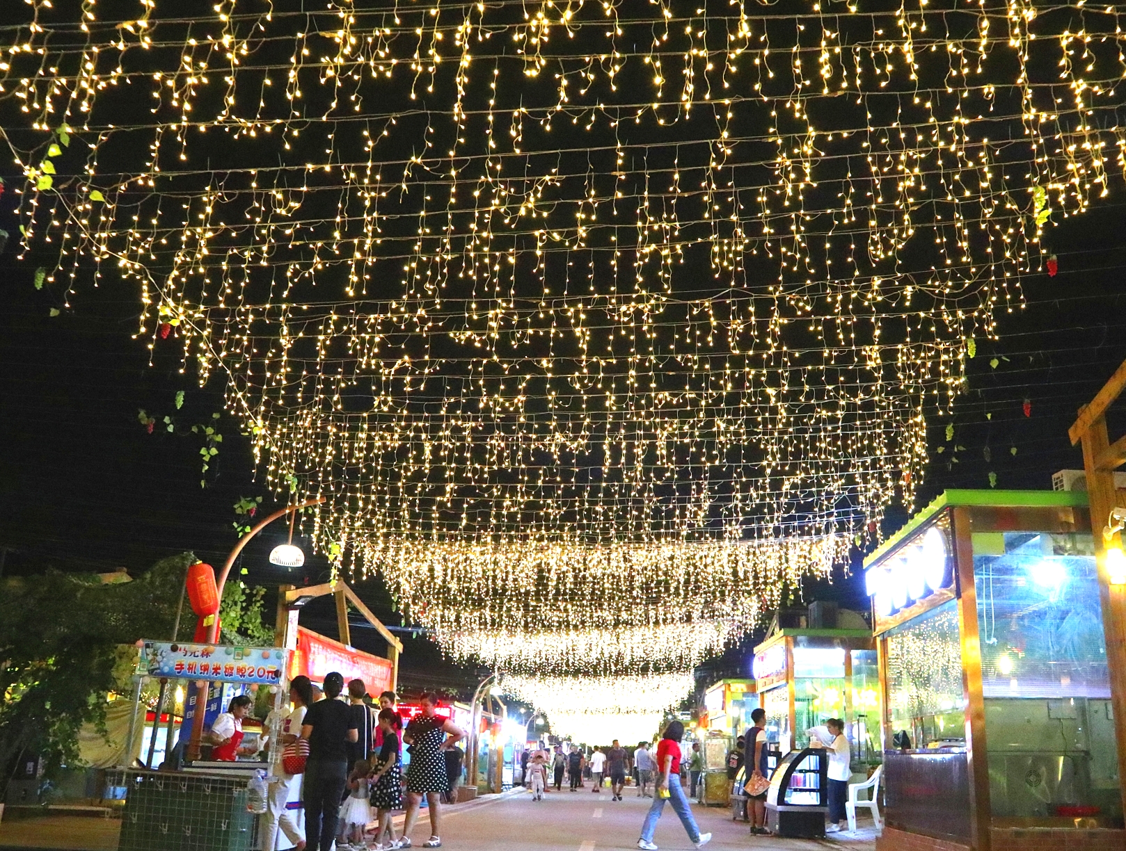 吐鲁番最大的夜市,在葡萄架下撸串,如此惬意_人民号