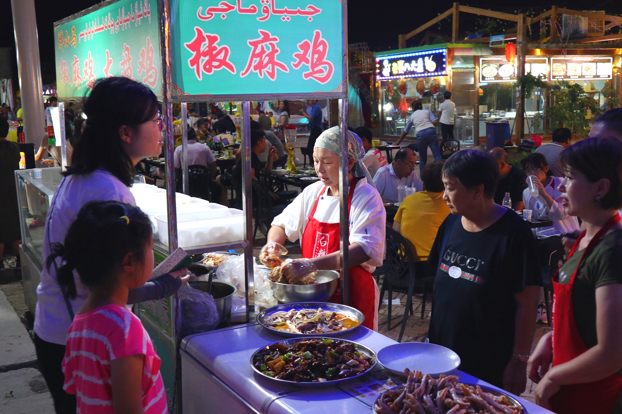 吐鲁番最大的夜市,在葡萄架下撸串,如此惬意_人民号