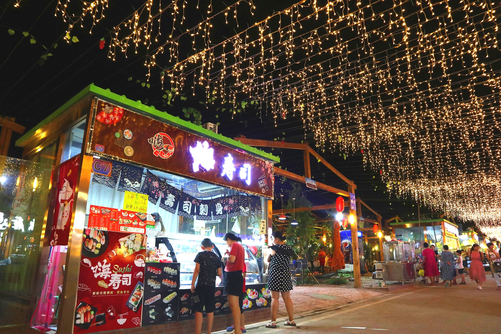 吐鲁番最大的夜市,在葡萄架下撸串,如此惬意_人民号