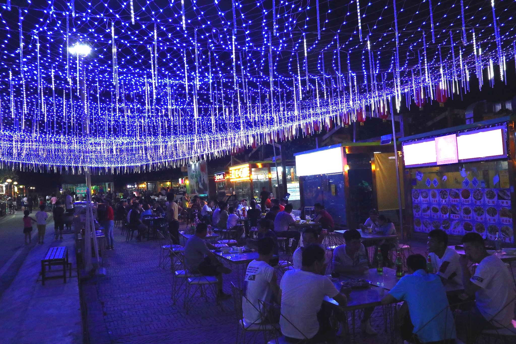 吐鲁番最大的夜市,在葡萄架下撸串,如此惬意_人民号