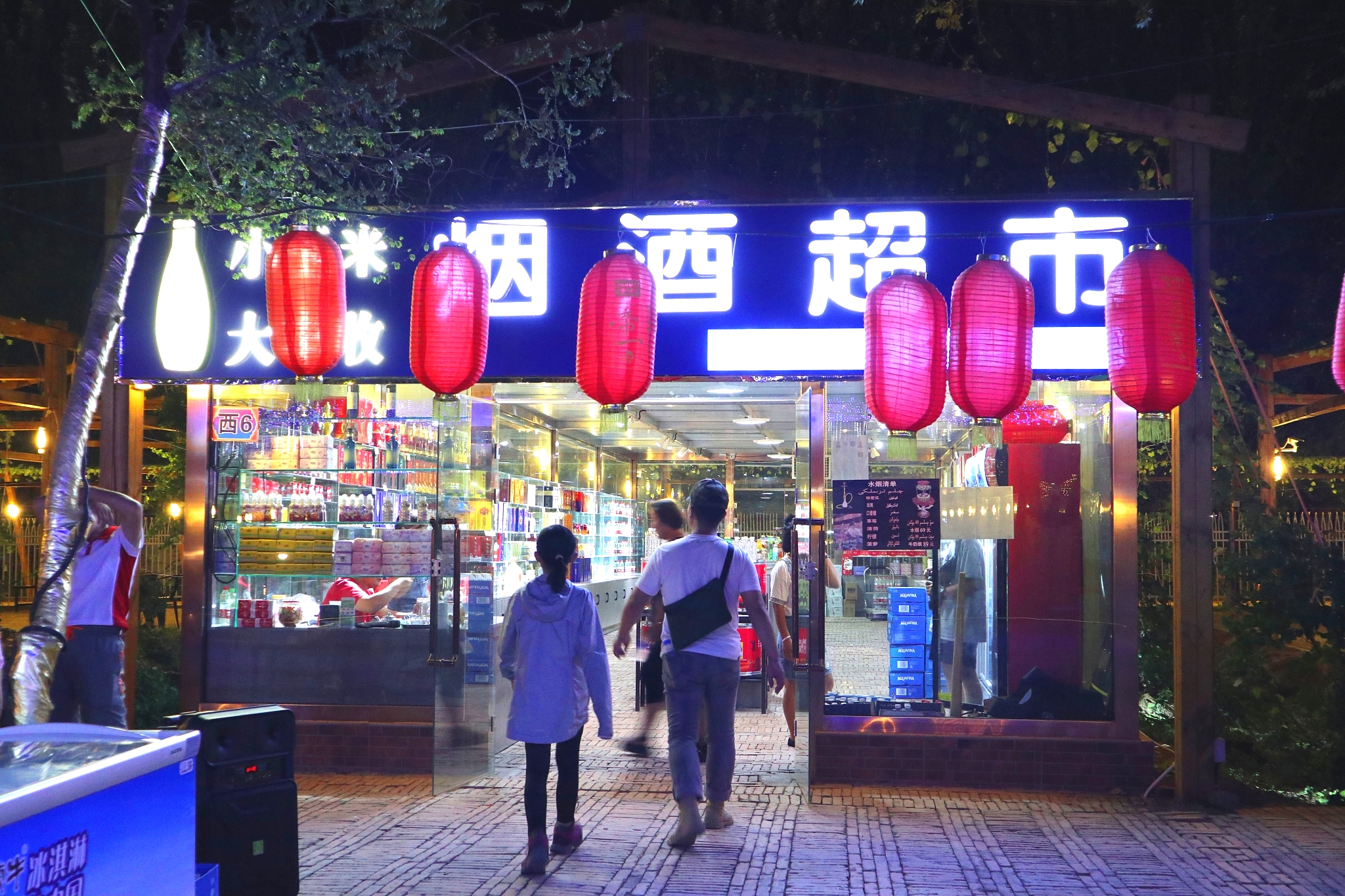 吐鲁番最大的夜市,在葡萄架下撸串,如此惬意_人民号