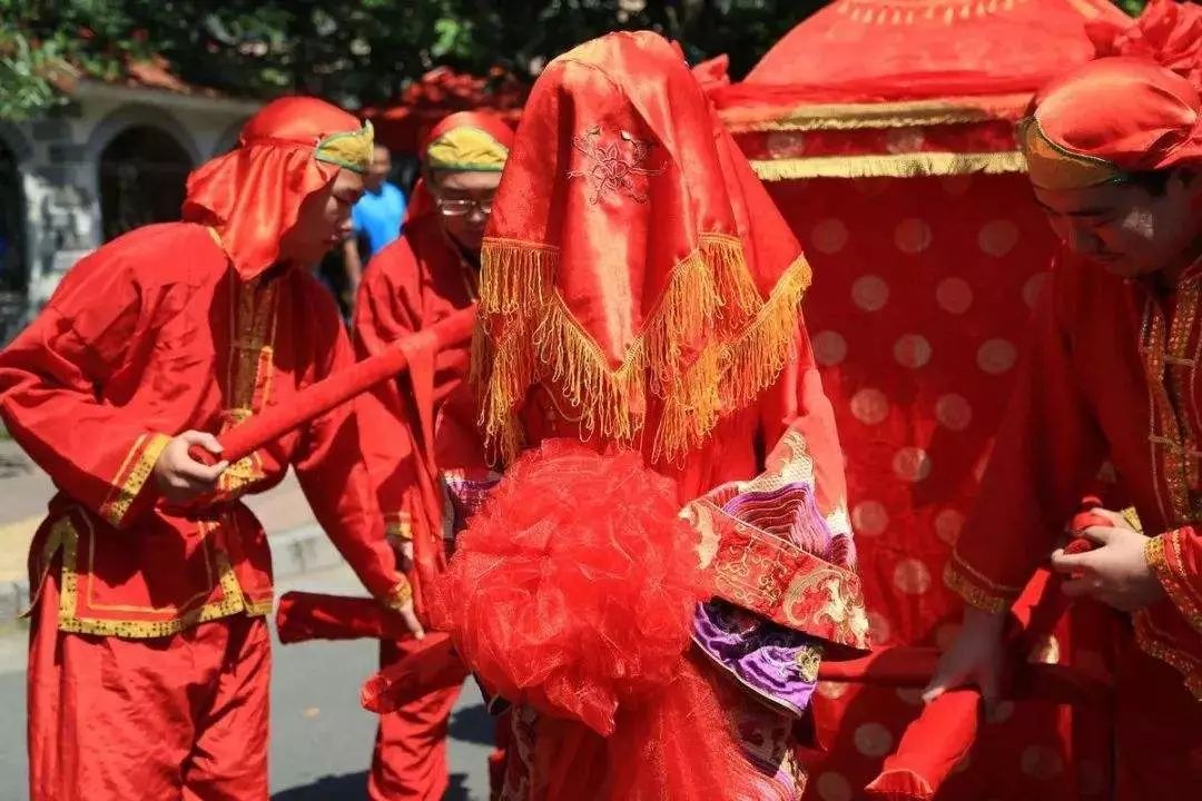 上轿之前,还要有个人进行暖轿,就是拿个火把围着轿子转一圈,号称驱邪.