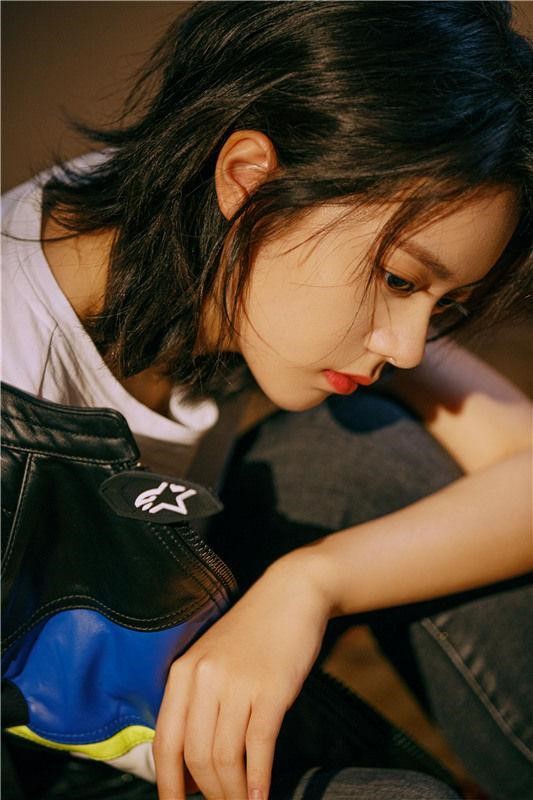 赵今麦变身酷女孩机车皮衣短发写真实在是酷到不行啊