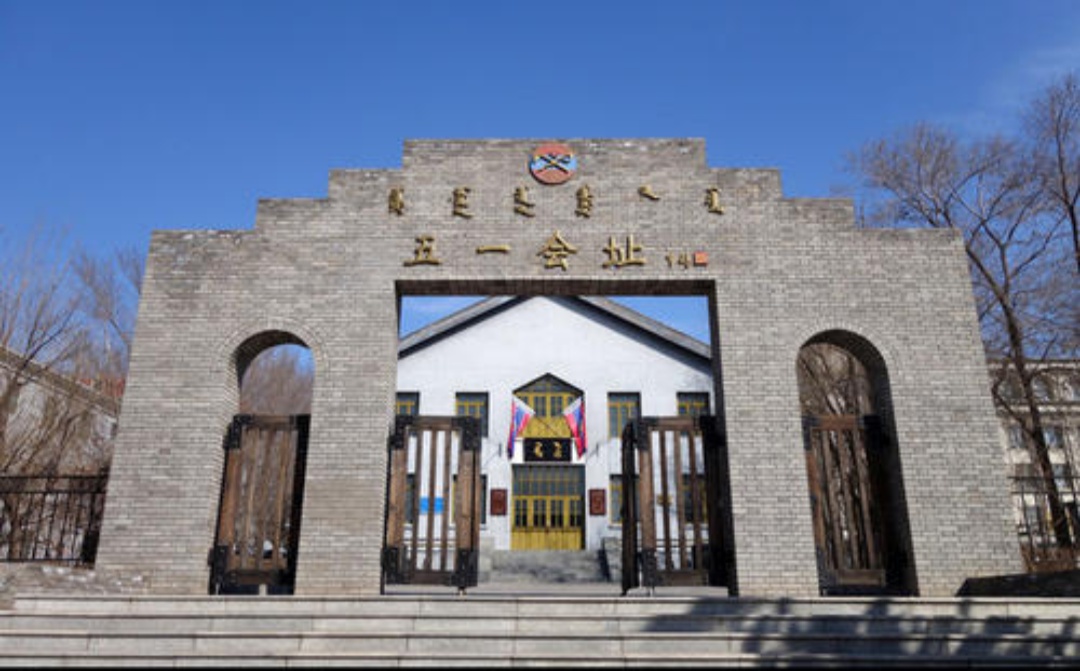 师警卫团工作,后来内蒙古骑兵师合并为国防五师,我又在炮兵司令部工作