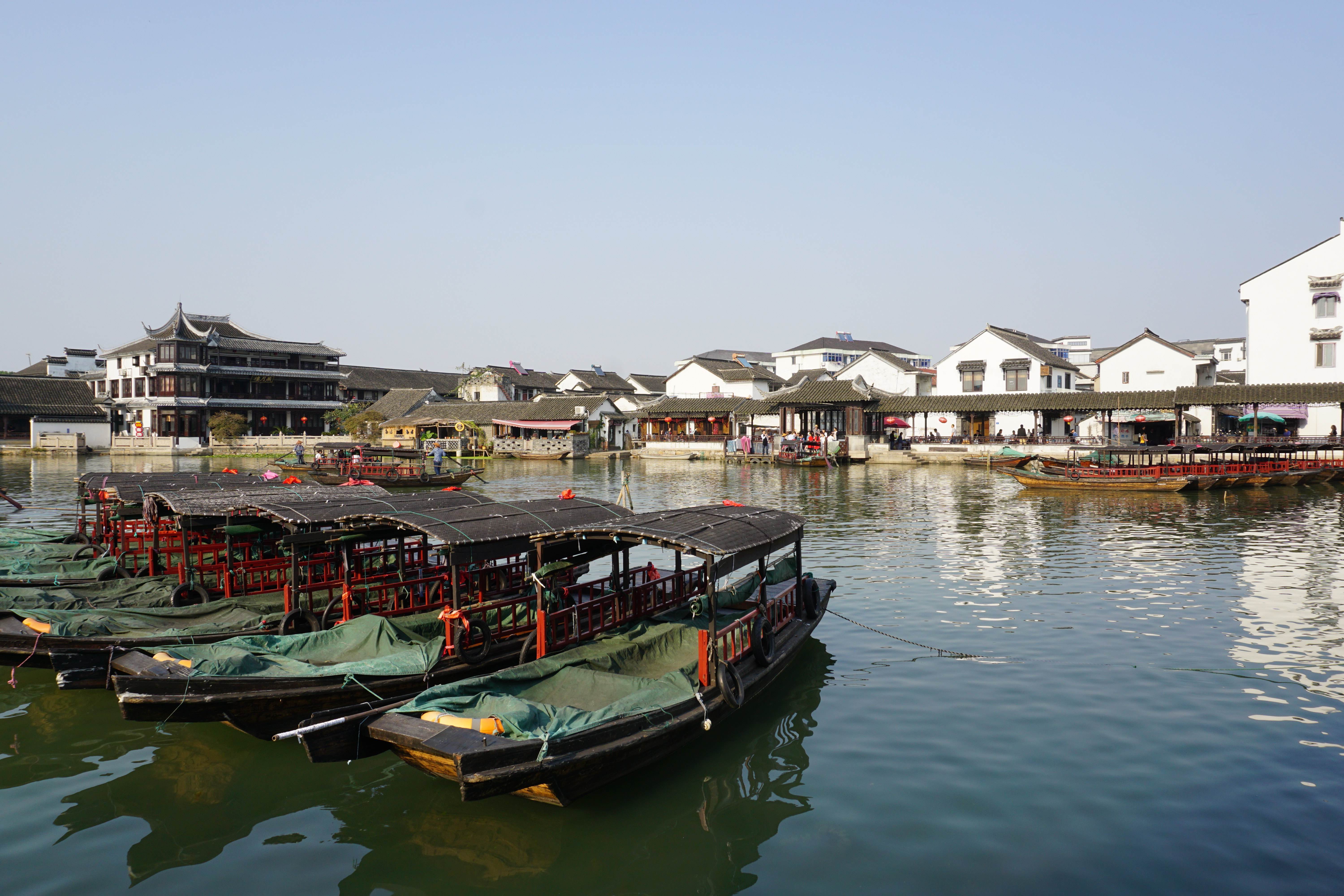 "咫尺往来,皆须舟楫"是锦溪的写照,水巷,河埠,拱桥,骑楼,廊坊,街市