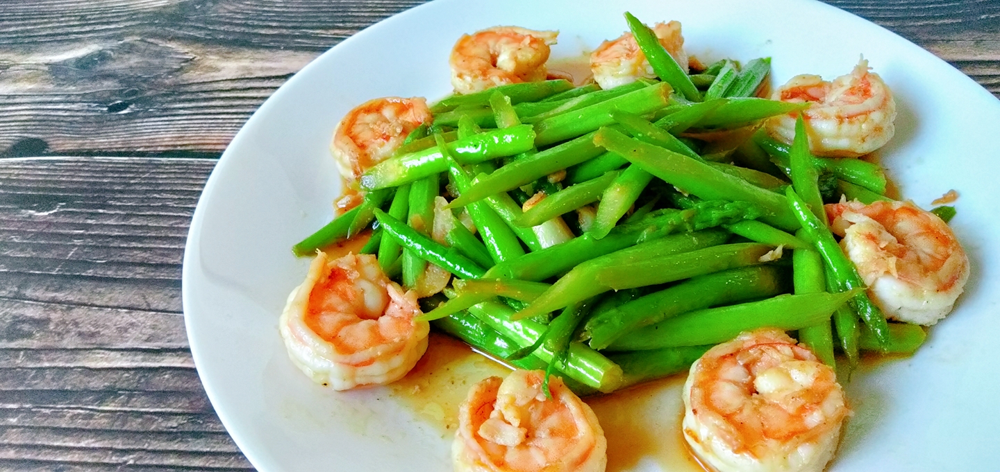 今天要和大家分享的家常美食是——【芦笋炒虾仁】