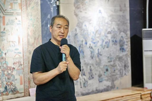 敦煌画院院长宋灵本次画展结束后,承办方每日商报将带着这些"星星的画