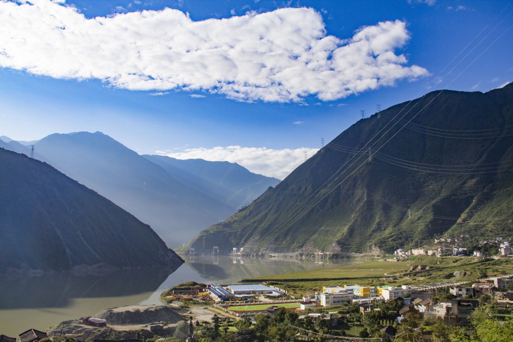 川藏骑行泸定到康定50公里行程汗如雨2个队友还有心思追妹子