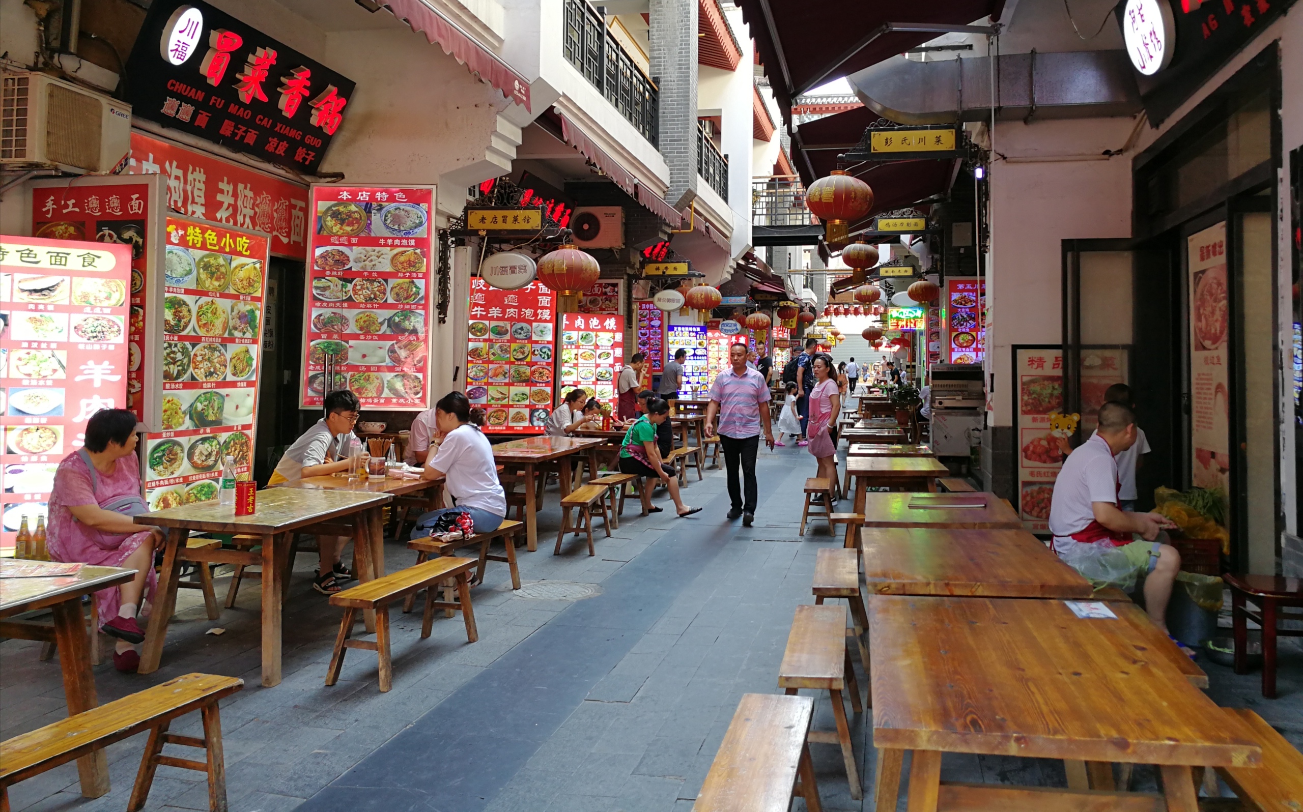 实拍西安慈恩镇古街白天荒凉如郊区入夜繁华难步行