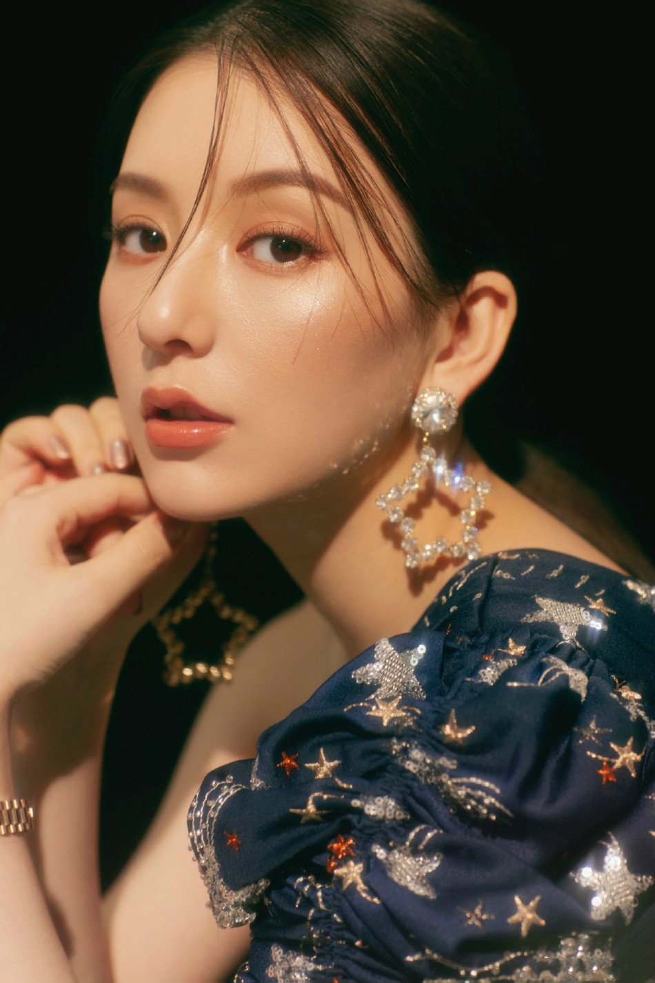 郭富城32岁娇妻方媛超大耳环深夜自拍超模身材不像二胎妈