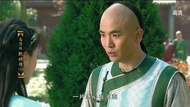 大概从最初甄嬛选秀时,皇上问其姓名时所答的蔡伸的词「嬛嬛一袅楚宫