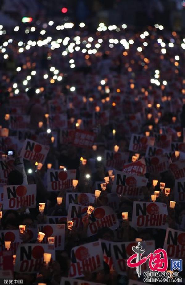 韩国民众光复节举行烛光集会谴责安倍政府「组图」