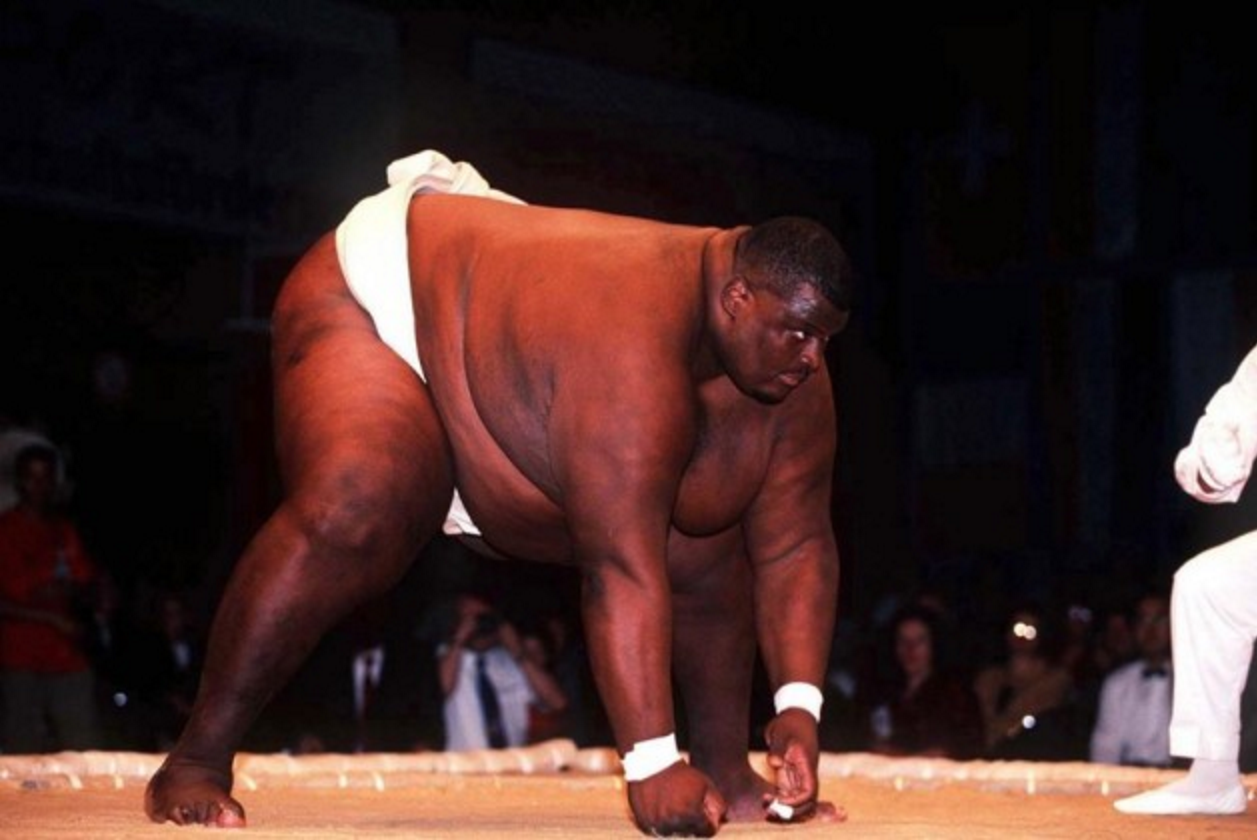 相扑之王体重830斤身价千万55岁离世娇妻表示压力大