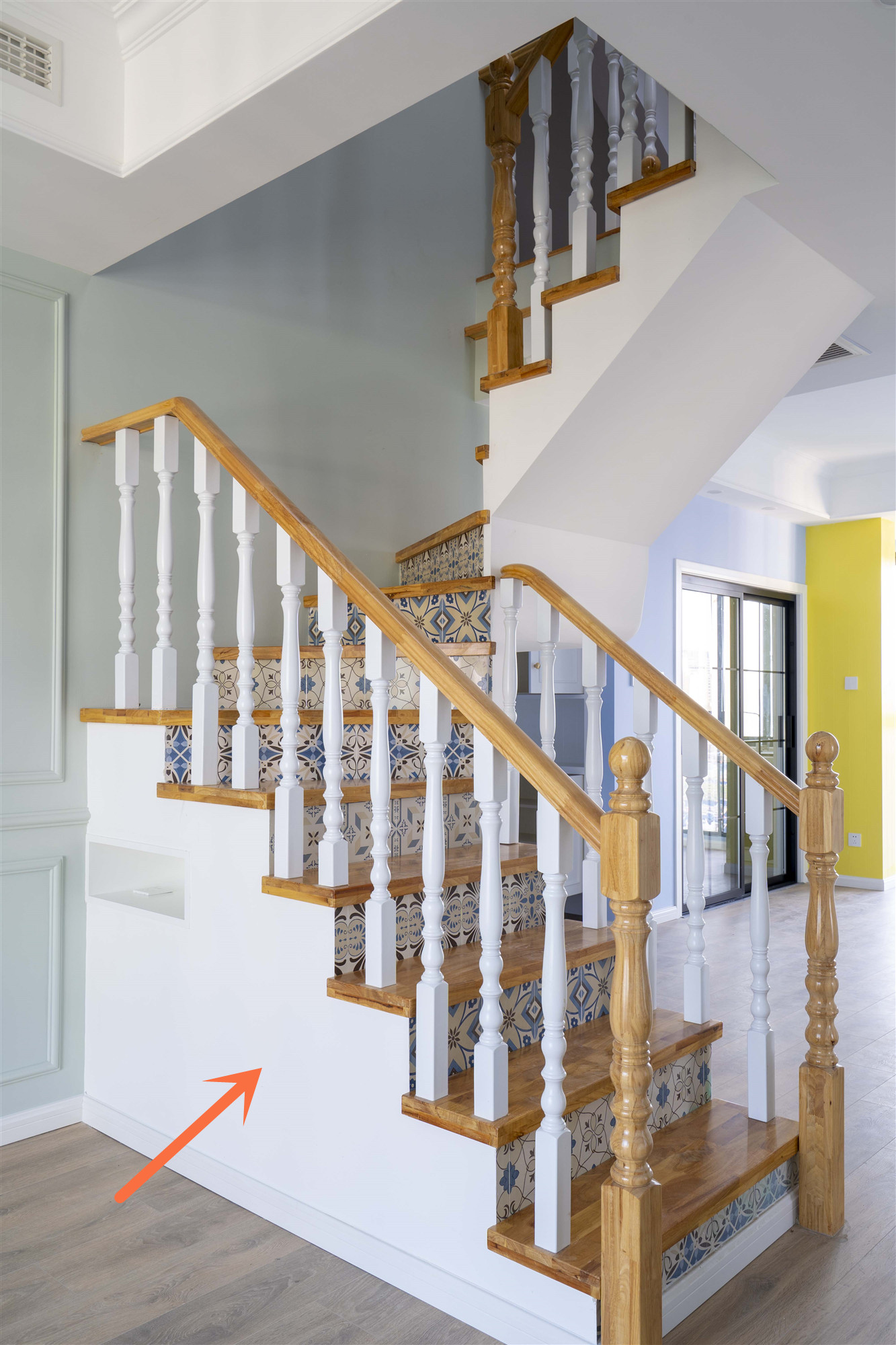 装修就是要下得了本花大价钱做个木踏板楼梯家里越看越高档