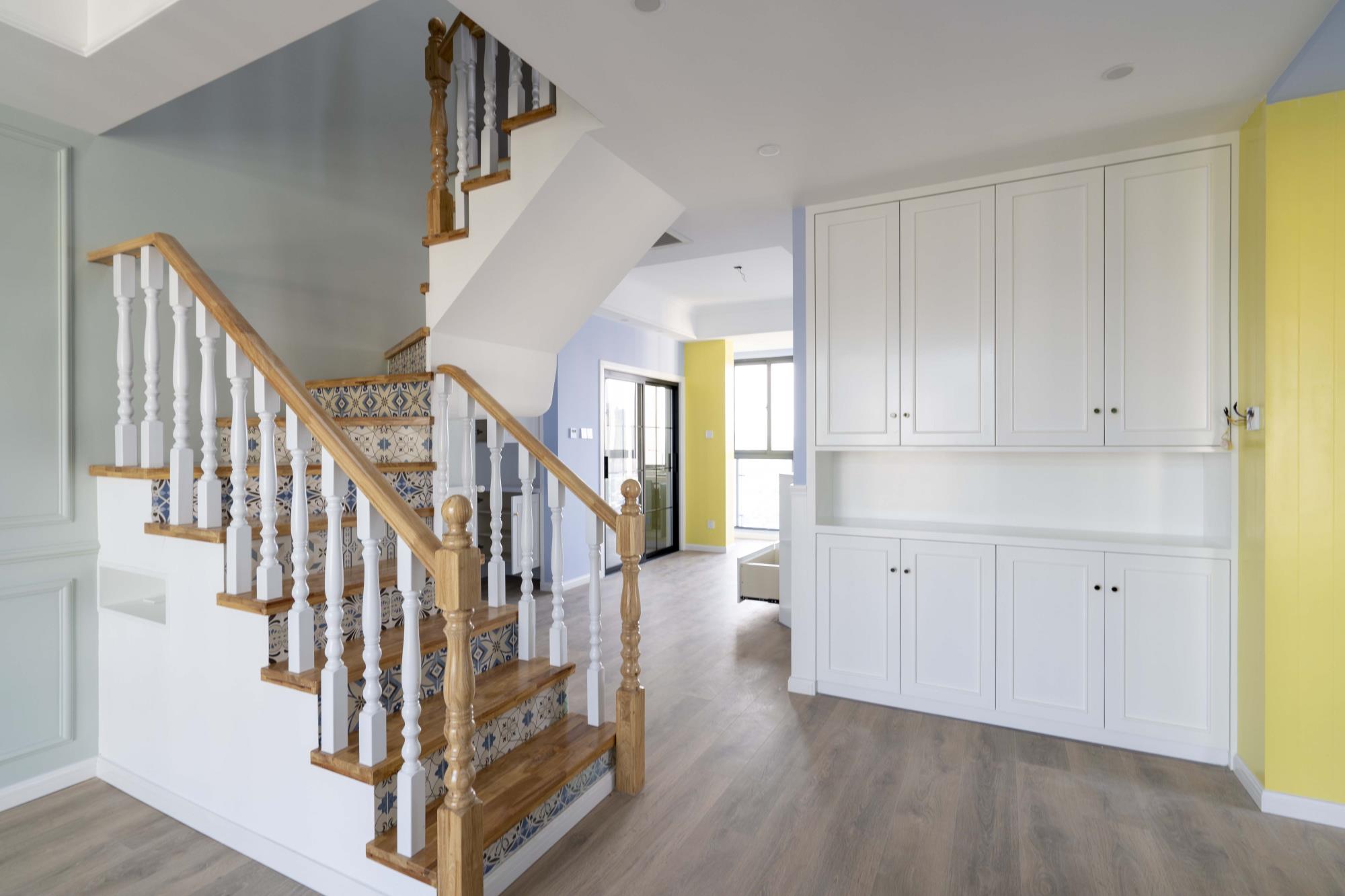 装修就是要下得了本花大价钱做个木踏板楼梯家里越看越高档