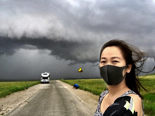 自驾房车在内蒙草原和暴风雨赛跑被巨大的乌云盖顶是什么感受