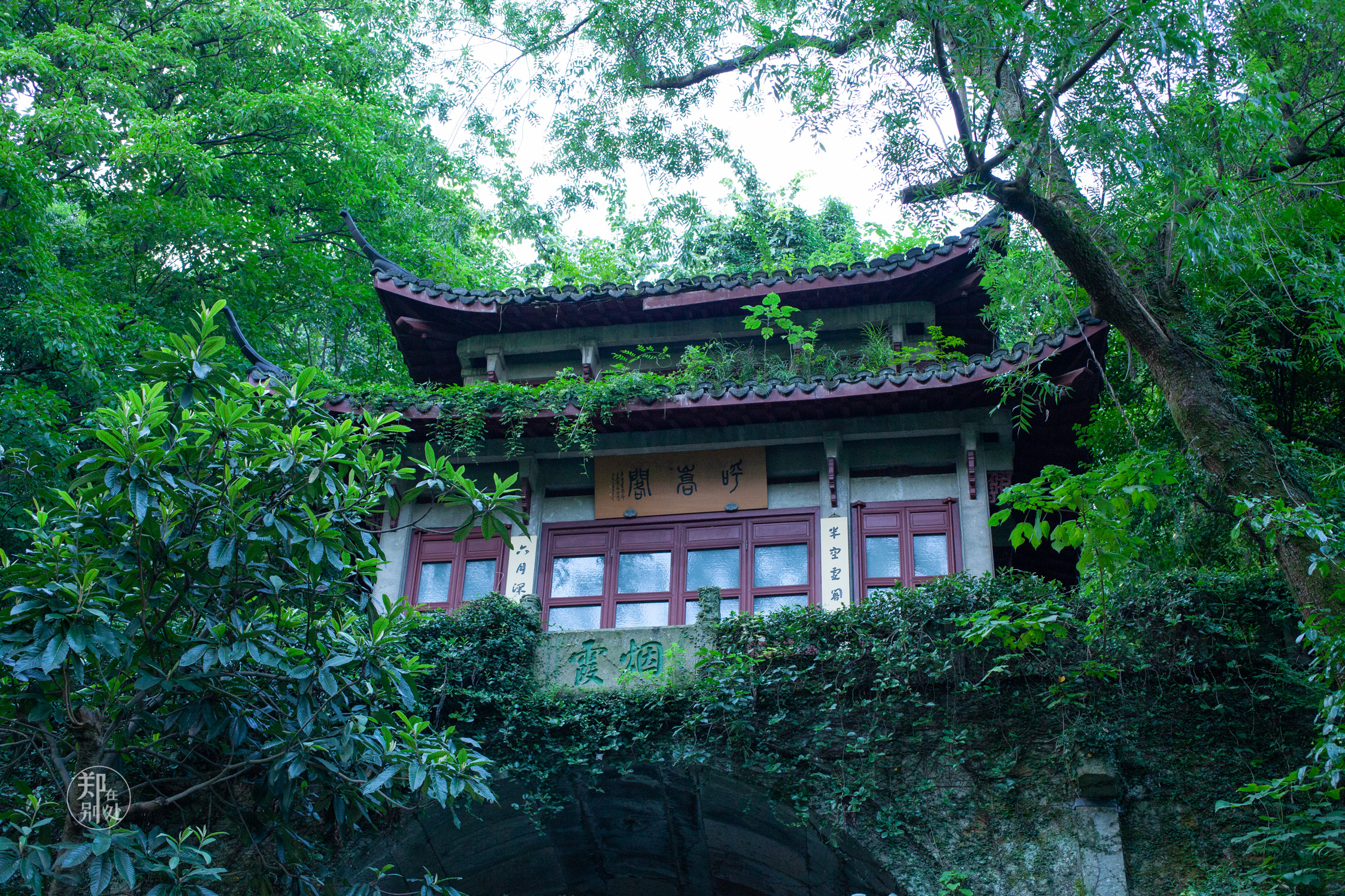 图为烟霞古洞的山亭.西湖南线,有一处著名景点,常为游客所忽略.那就