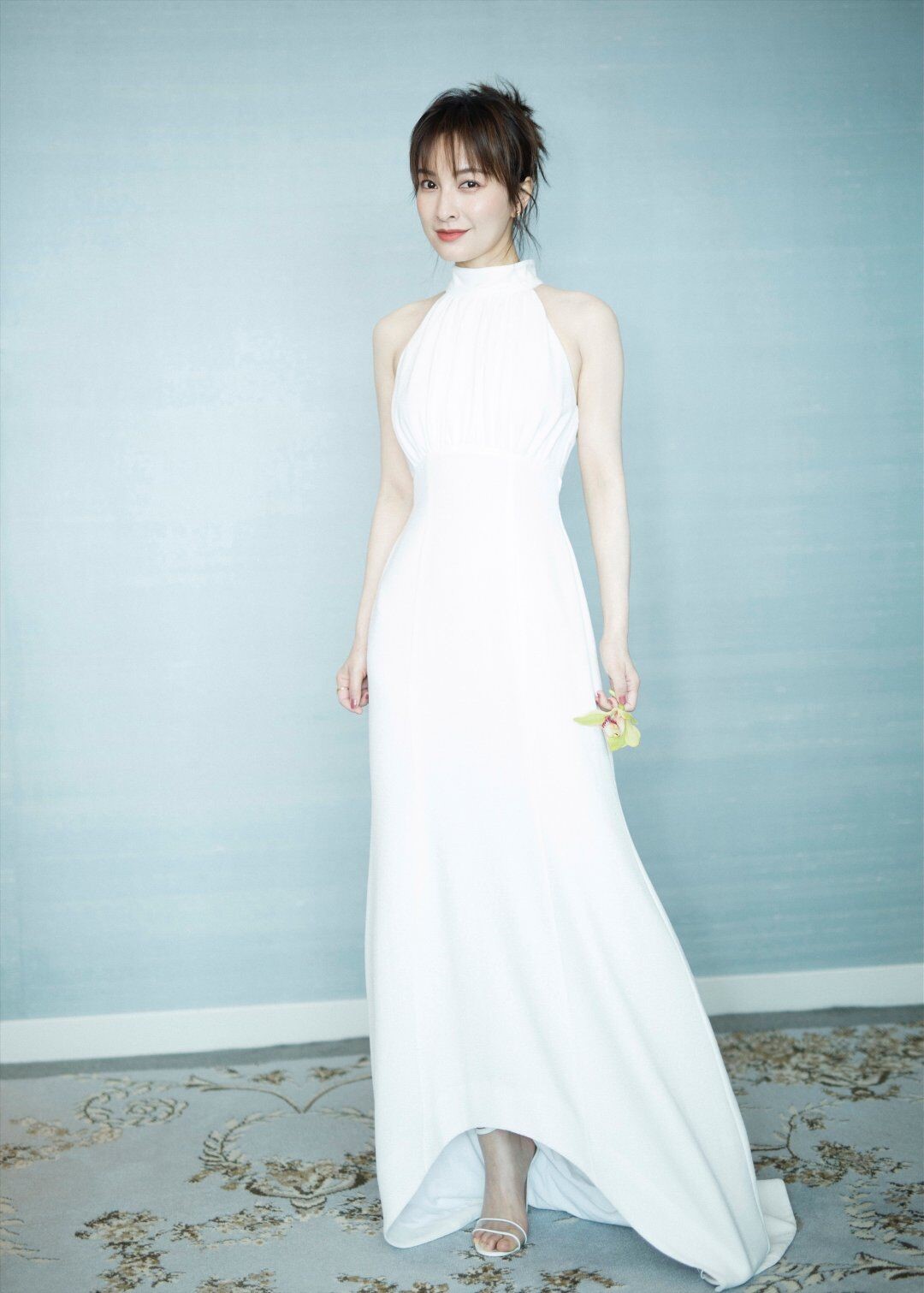 36岁的吴昕穿衣大逆袭,纯白色礼服显优雅年轻,看起来真像20来岁