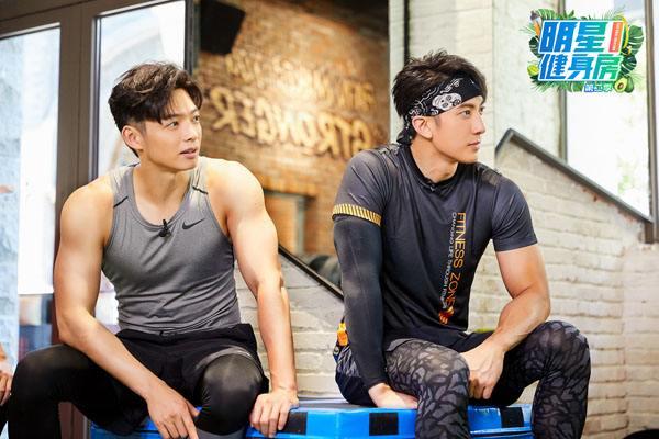 曾经的天团一哥吴尊,仍然是粉丝眼中的王者,靠的是完美的腹肌