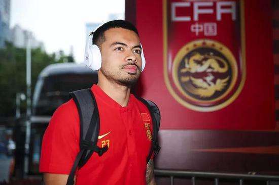 难得放松国安归化球员李可返回英国与好友一起开心度假