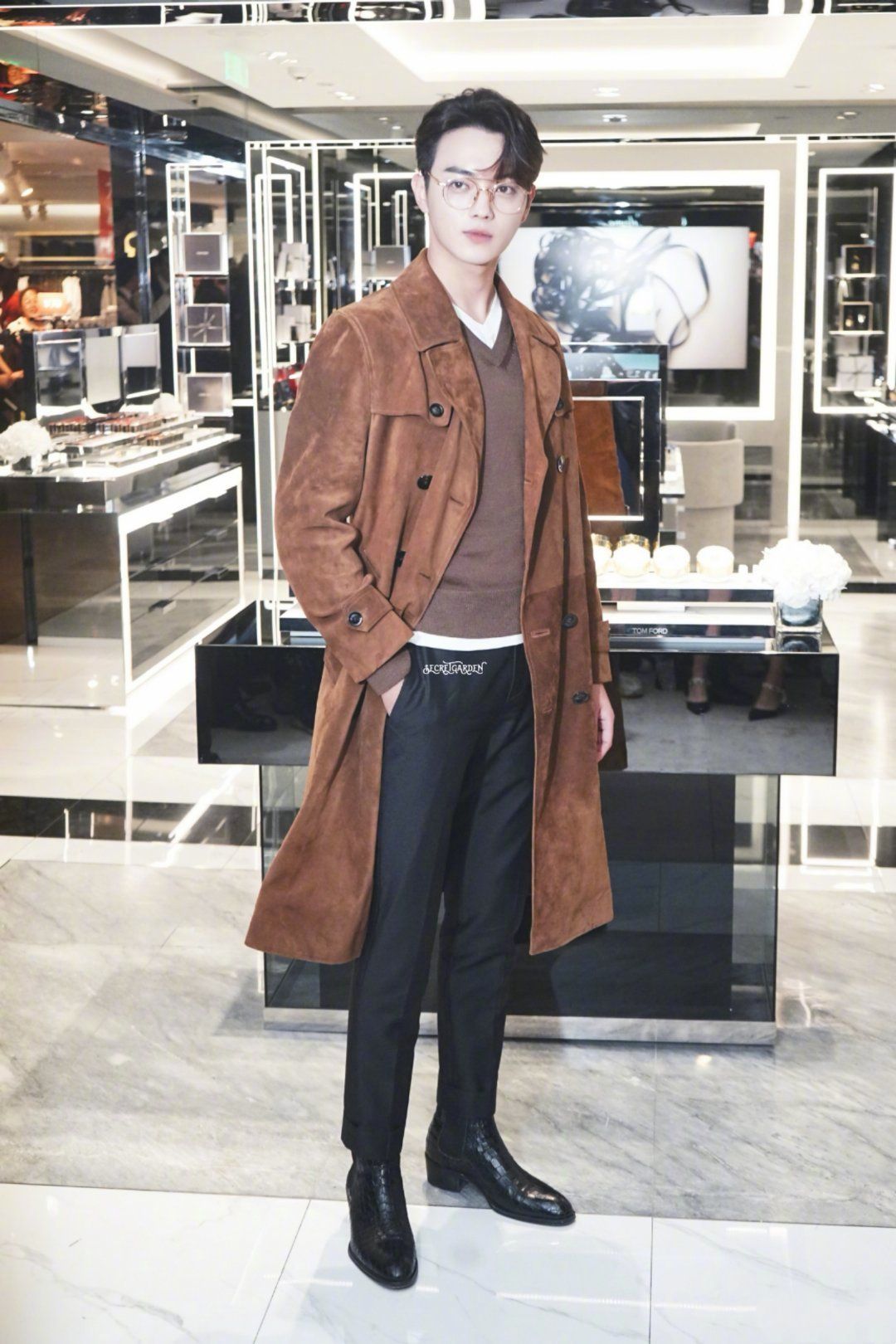 许凯帅气上线军装利落西装笔挺让人一个暑假舔颜不停