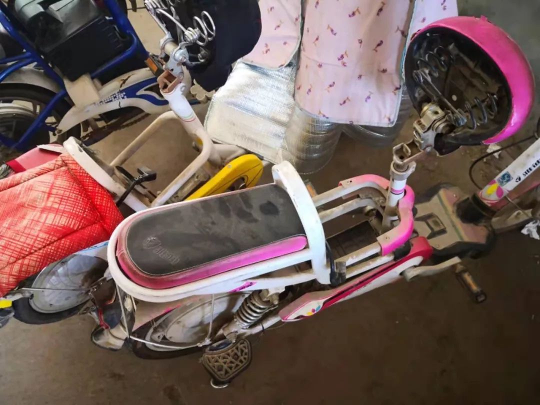 郭村丽景花园小区停放在楼洞里的电动车在一夜之间被偷了4组电瓶!