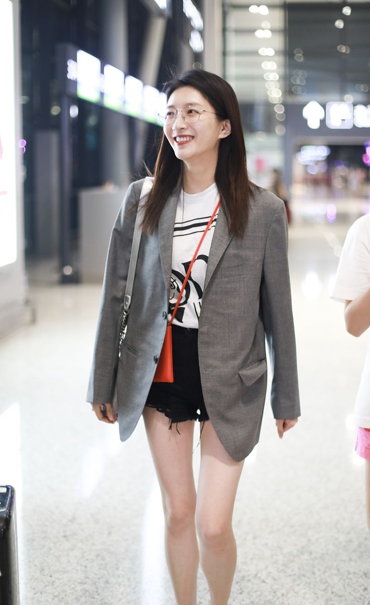 江疏影白衬衫长裤亮相,金框眼镜尽显知性优雅,不愧是气质女神!