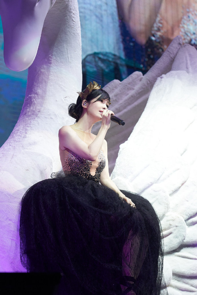 52岁周慧敏美得太过分了演唱会造型大胆又性感身材堪比二十岁