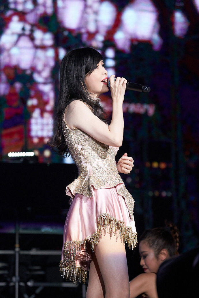 52岁周慧敏美得太过分了演唱会造型大胆又性感身材堪比二十岁