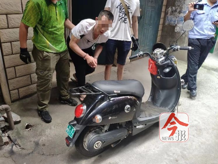 男子承认,这些电瓶都是他偷来的.