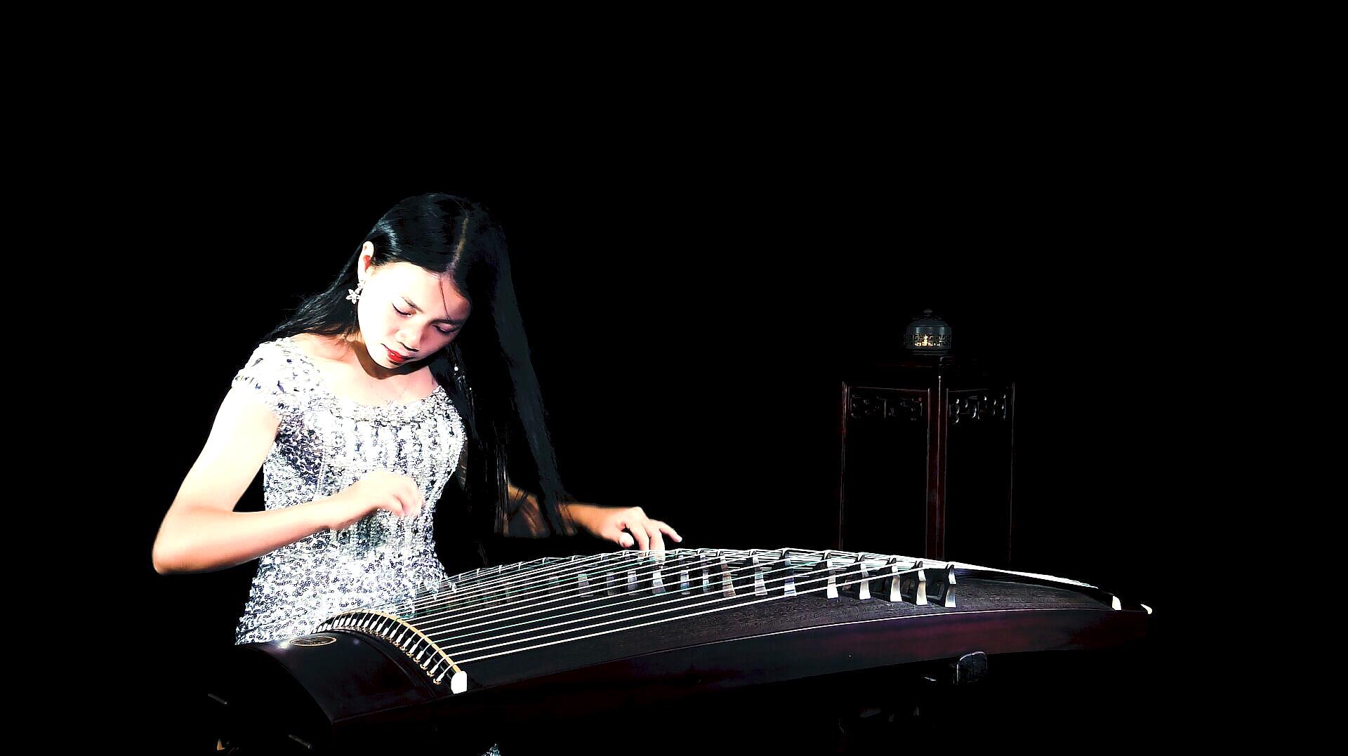 古筝演奏西海情歌曲调悲壮弦音感动泪洒西里听的泪盈眶