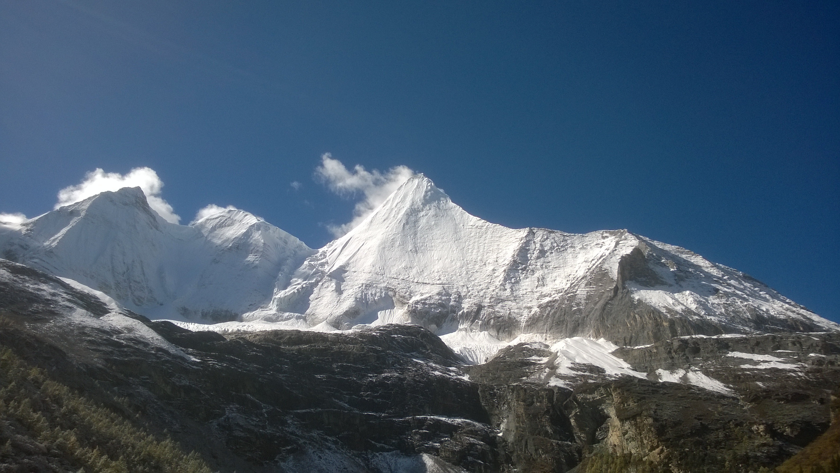 最美川西金秋十月中旬的稻城亚丁雪中的洛绒牛场和央迈勇神山