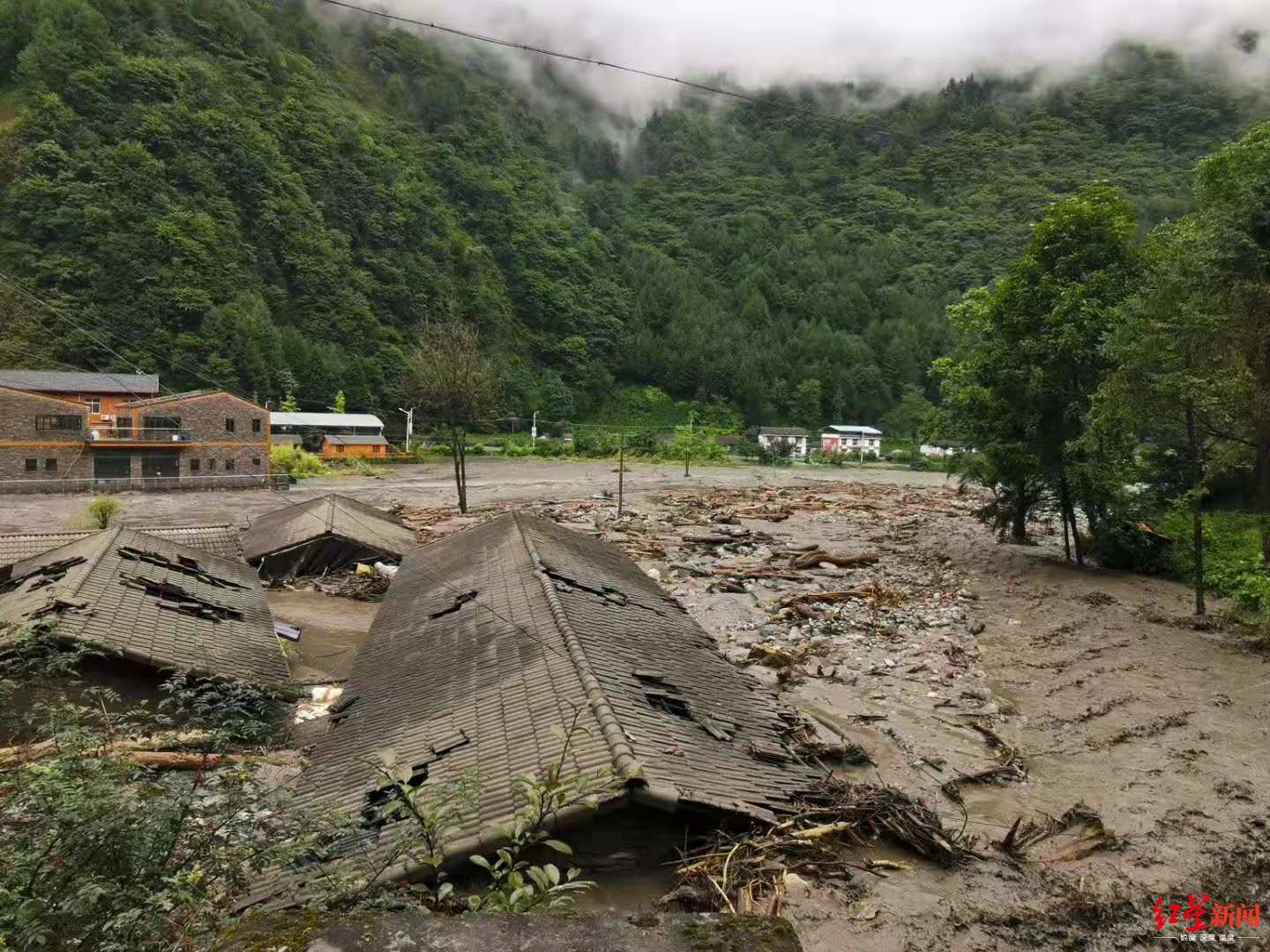 截至目前,在卧龙镇转经楼村成功救援人员3名,国道350线鬼岩窝处1名