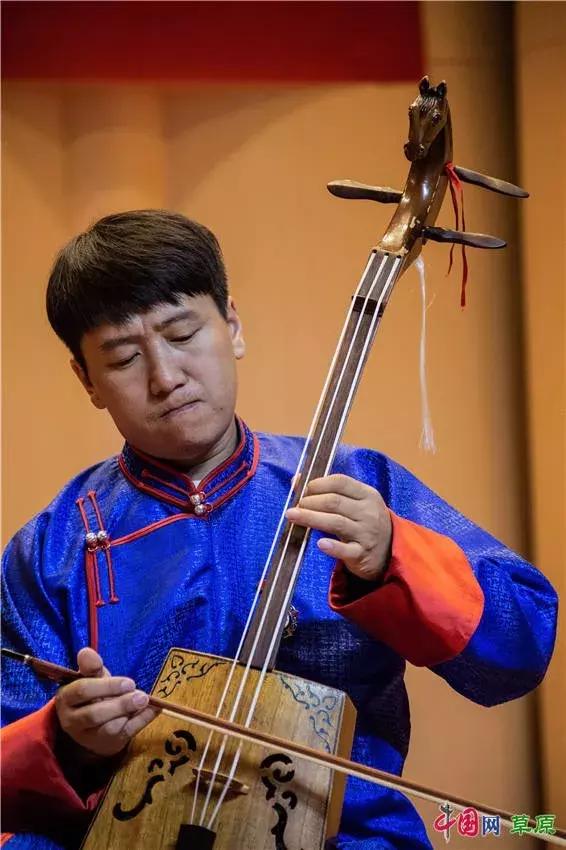 四弦马头琴惊艳亮相齐宝力高携爱徒演奏万马奔腾震撼全场
