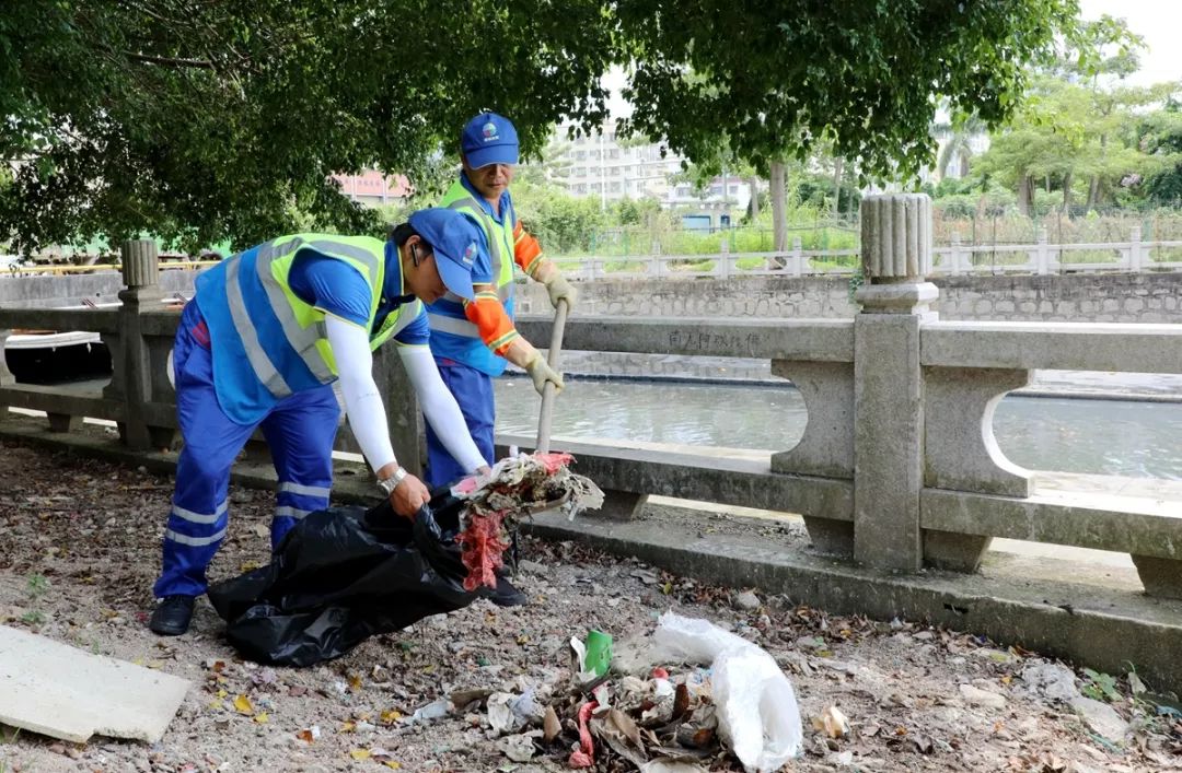 身为养护工的雷国荣每天8点准时到达河渠,他所在的小组一共有三个人