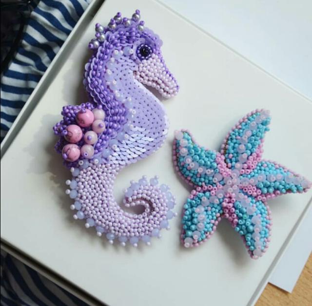 用珠子和亮片制作的珠绣海马看起来逼真又好看
