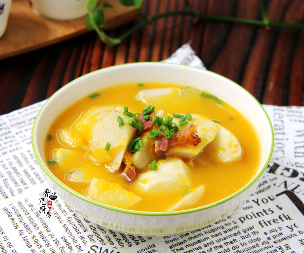 所谓的金汤,也就是用南瓜煮熟搅拌细腻后变成汤汁金黄醇厚的汤底.