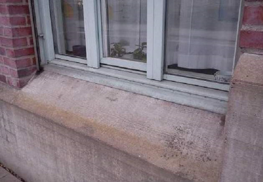 窗台外忘做泄水坡打密封胶也不顶用一下雨就往家灌水让人忧愁