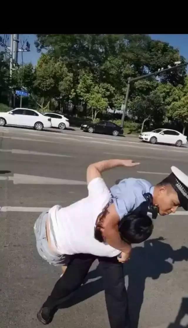 女子被罚当街撒泼被成都交警抱摔制服还被行拘5天