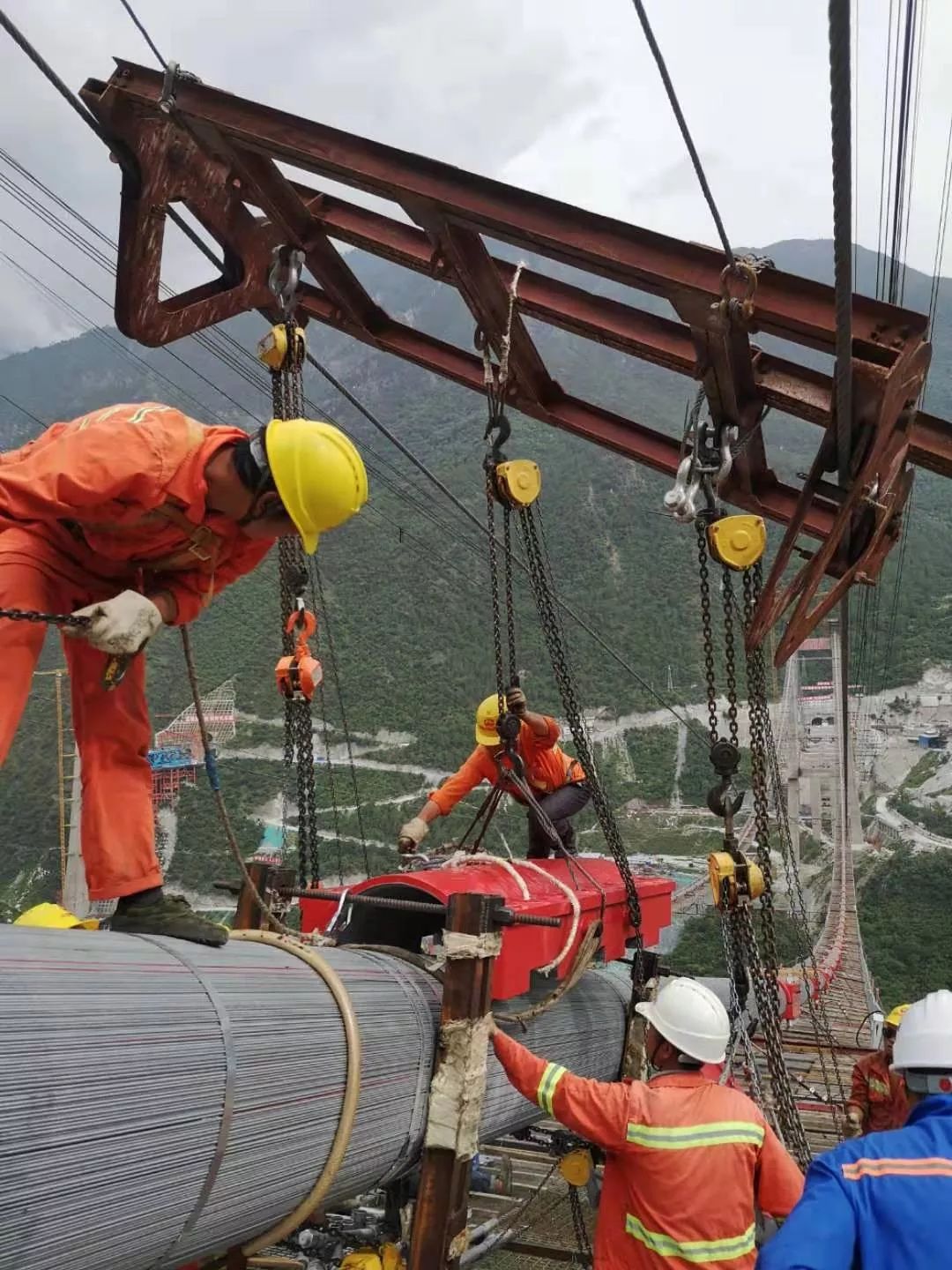 捷报香丽高速虎跳峡金沙江特大桥主缆索夹安装完毕