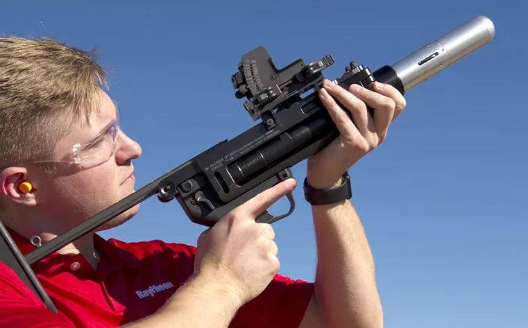 最近很火的m320榴弹发射器解析美军的最新制式武器通用型极强