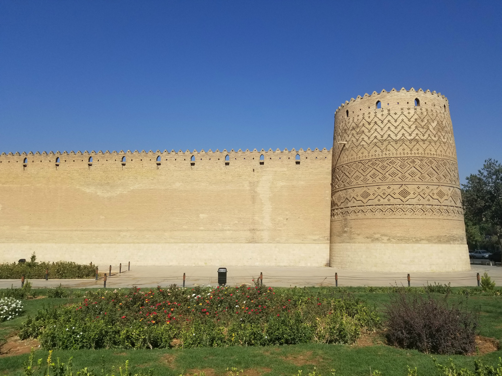 建议停留时间:3天 作为旅游城市,设拉子值得玩的地方还真不少,个人